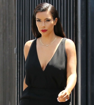 Ким Кардашьян на прогулке с дочкой