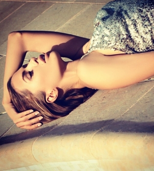 Виктория Боня позирует с мужем