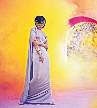 Рианна позирует в парандже