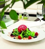 Салат с телятиной и ягодами