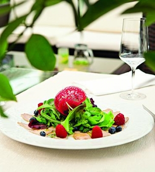 Салат с телятиной и ягодами