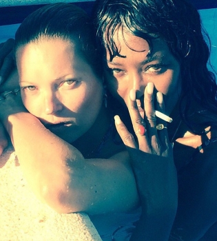 Кейт Мосс и Наоми Кэмпбелл позируют на пляже