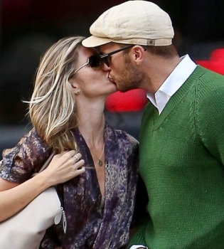 Жизель Бундхен и Том Брэди не скрывают страстных чувств