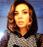 Анна Седокова шокировала откровенным платьем