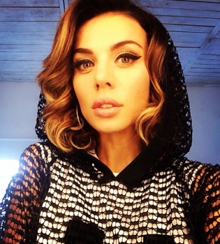 Анна Седокова шокировала откровенным платьем