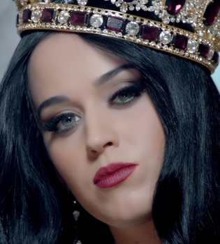 Кэти Перри демонстрирует королевскую красоту