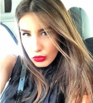 Кэти Топурия демонстрирует роскошную фигуру