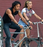 дочь Мадонны на велопрогулке со своим отцом