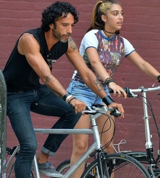 дочь Мадонны на велопрогулке со своим отцом