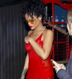 Рианна вышла в свет в прозрачном пеньюаре