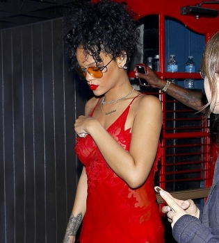 Рианна вышла в свет в прозрачном пеньюаре