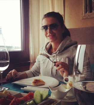 Ани Лорак в ресторане мужа