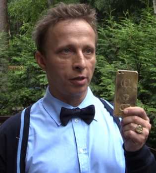 Иван Охлобыстин с золотым айфоном