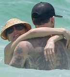 Камерон Диаз наслаждается пляжным отдыхом с бойфрендом