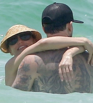 Камерон Диаз наслаждается пляжным отдыхом с бойфрендом