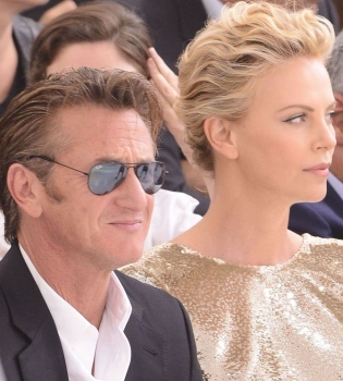 Шарлиз Терон вышла в свет с Шоном Пенном