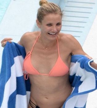 Камерон Диаз показала фигуру в бикини