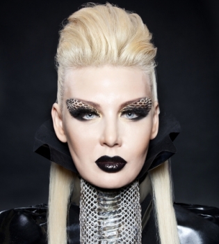 Светлана Вольнова с ярким макияжем