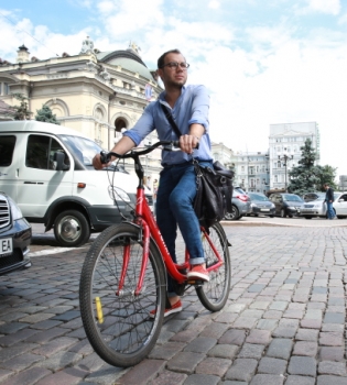 Андре Тан на велосипеде