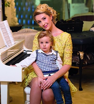 Снежана Егорова с сыном в фотосессии Viva!