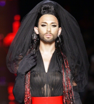 Кончита Вурст вышла на подиум