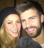 Шакира позирует со своим женихом