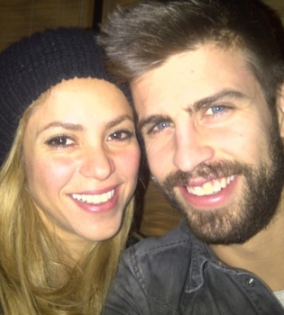 Шакира позирует со своим женихом