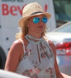 Бритни Спирс появилась на публике в сексуальных мини-шортах