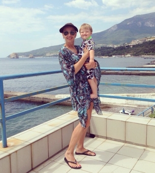 Эвелина Бледанс с сыном в Крыму