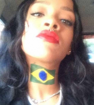 Рианна разделась на Чемпионате мира по футболу