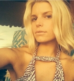 Джессика Симпсон хвастается стройной фигурой