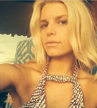 Джессика Симпсон хвастается стройной фигурой