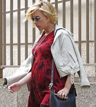 Скарлетт Йоханссон продемонстрировала беременный животик