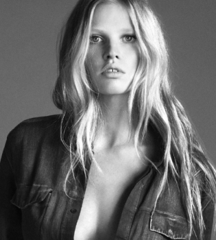 Лара Стоун позирует топлесс