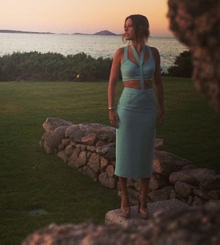 Ксения Собчак демонстрирует стройные формы