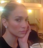 Дженнифер Лопес хвастается идеальным лицом без макияжа