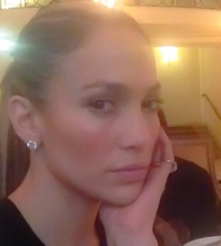 Дженнифер Лопес хвастается идеальным лицом без макияжа