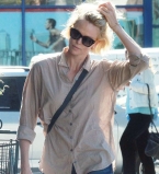 Шарлиз Терон на прогулке с сыном