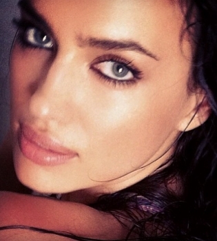 Ирина Шейк опубликовала селфи в бикини