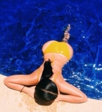 Ким Кардашьян демонстрирует свои знаменитые ягодицы