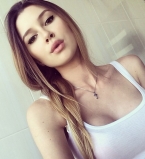 Анна Заворотнюк хвастается сексуальной фигурой в бикини