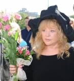 Алла Пугачева в маленьком черном платье