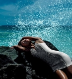 Кэндис Свейнпол демонстрирует фигуру на пляже