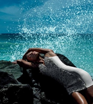 Кэндис Свейнпол демонстрирует фигуру на пляже