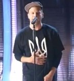 Иван Дорн в футболке с гербом Украины на Новой волне