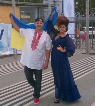 Потап и Настя на Новой волне 2014 с флагом Украины