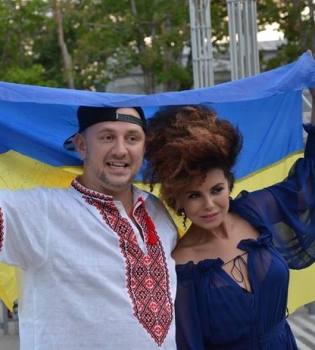 Потап и Настя на Новой волне 2014 с флагом Украины