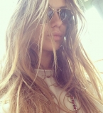 Виктория Боня похвасталась идеальной фигурой в бикини