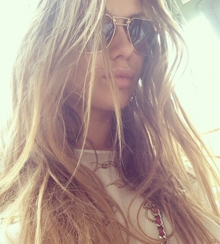 Виктория Боня похвасталась идеальной фигурой в бикини