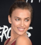 Ирина Шейк демонстрирует фигуру в стильном платье